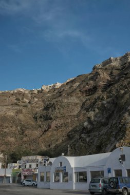 Santorini, Yunanistan - 12 Mayıs 2021: Santorini Yunanistan 'ın Athinios limanına bakış