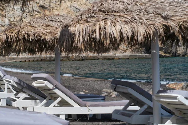 Ξαπλώστρες Και Ομπρέλες Στη Διάσημη Μαύρη Αμμώδη Παραλία Της Περίσσας — Φωτογραφία Αρχείου