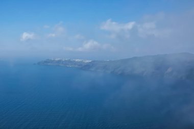 Oia Santorini ve Ege Denizi 'nin panoramik manzarası