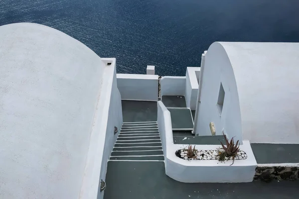 View Steps Typical Whitewashed Villa Santorini Aegean Sea Background — 图库照片