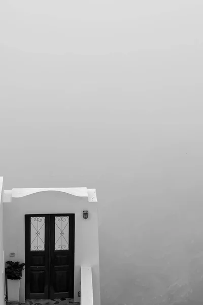 Vue Une Porte Traditionnelle Décorative Vue Sur Mer Egée Brumeuse — Photo