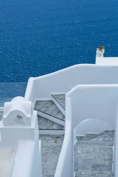 Vista Dos Degraus Uma Típica Villa Caiada Branco Santorini Mar — Fotografia de Stock
