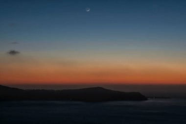 Kalderanın panoramik manzarası, Santorini volkanı ve güzel renkli bir gökyüzü.