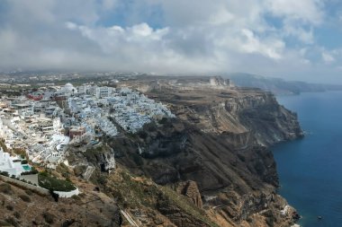 Büyüleyici Santorini adasının panoramik manzarası ve Ege Denizi 'ne bakan pitoresk köyü Thira