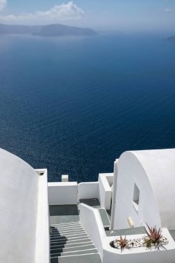 Imerovigli Santorini 'deki lüks bir otelin göz kamaştırıcı manzarası.