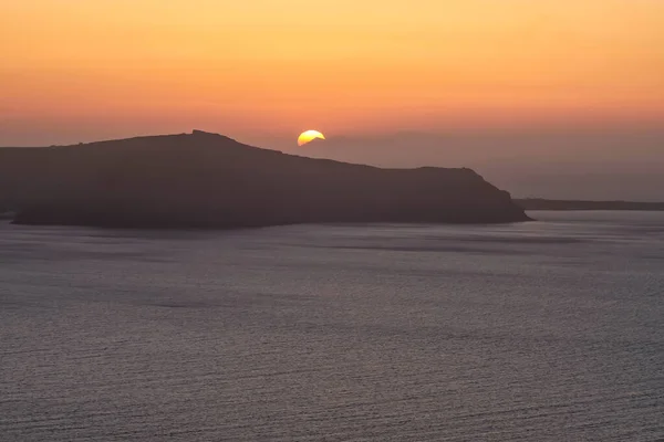 Vista Del Sole Che Lentamente Tramonta Dietro Vulcano Santorini Produce — Foto Stock