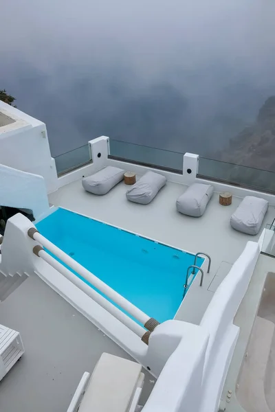 Stunning Villa Swimming Pool Typical Whitewashed Cycladic Style Overlooking Foggy — Fotografia de Stock