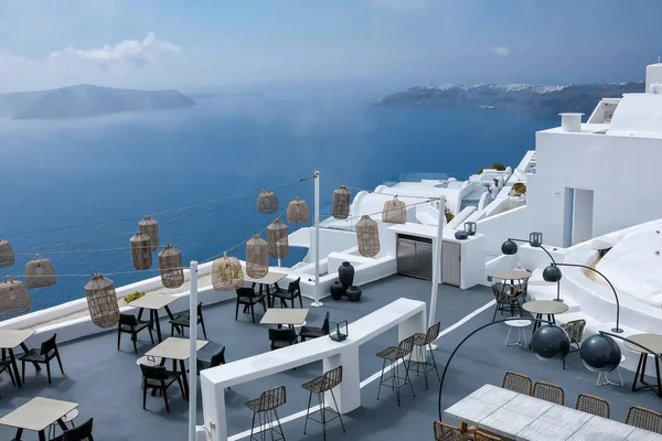 Santorini Greece May 2021 View Picturesque Terrace Decorated Tables Chairs — Φωτογραφία Αρχείου