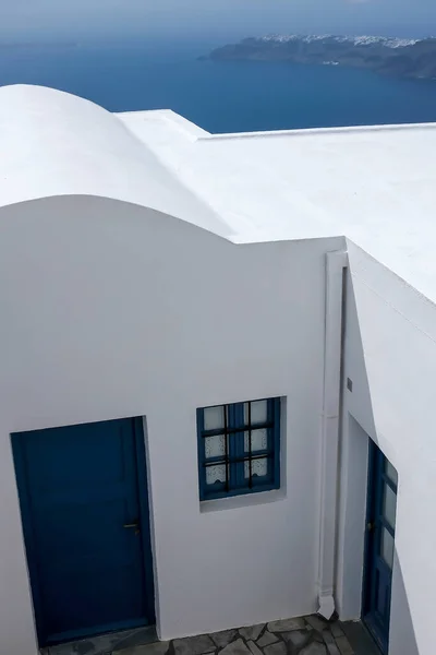 Típico Edifício Residencial Com Uma Porta Azul Santorini Mar Egeu — Fotografia de Stock