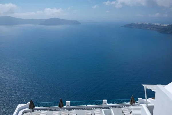 Piękny Wybielony Taras Leżakami Zapierającym Dech Piersiach Widokiem Morze Egejskie — Zdjęcie stockowe