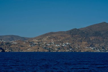 Mylopotas plajı ile Ios Yunanistan köyü arasındaki bölgenin panoramik görüntüsü
