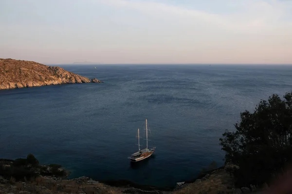 View Beautiful Yacht Beach Mylopotas Ios Greece — Stockfoto