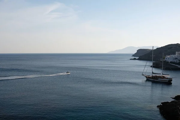 View Beautiful Yacht Beach Mylopotas Ios Greece — 스톡 사진