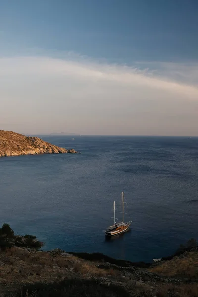 View Beautiful Yacht Beach Mylopotas Ios Greece — Stockfoto