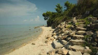 Yunanistan 'ın Chalkidiki kentindeki Kriopigi köyü yakınlarındaki güzel kumlu plaj.