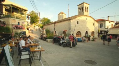 Afitos, Yunanistan - 1 Eylül 2022: Yunanistan 'ın Chalkidiki kentindeki Afitos köyünün güzel Ortodoks Kilisesi ve merkez meydanı