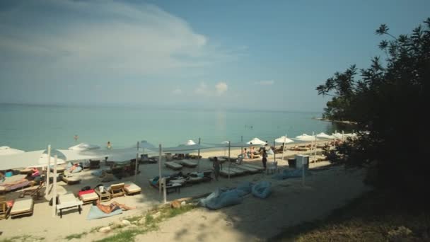 Kriopigi Grécia Setembro 2022 Turistas Desfrutam Bela Praia Areia Perto — Vídeo de Stock