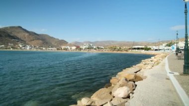 Gialos plajı ve Yunanistan limanının panoramik manzarası