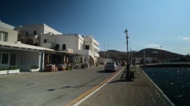 Ios, Yunanistan - 18 Eylül 2022: Resimli Yunanistan adasının limanı manzarası