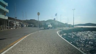 Ios, Yunanistan - 18 Eylül 2022: Yunanistan limanına gelen bir feribot görüntüsü