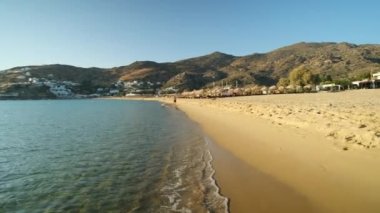Ios, Yunanistan - 11 Eylül 2022: Yunanistan 'ın güzel Mylopotas plajının tadını çıkaran turistler