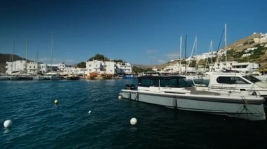 Ios, Yunanistan - 18 Eylül 2022: Yunanistan 'ın Ios limanında çeşitli tekneler