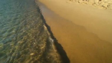 Yunanistan 'daki temiz Mylopotas sularıyla turkuaz kumlu plajı kapatın