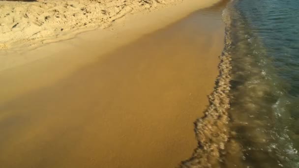 Nahaufnahme Des Türkisfarbenen Sandstrandes Mit Klarem Wasser Von Mylopotas Auf — Stockvideo