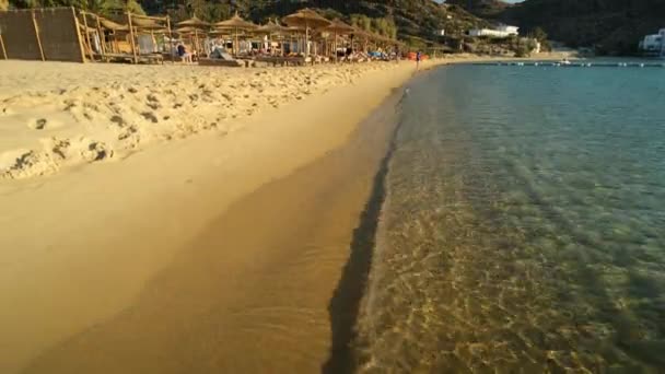 ギリシャ イオス 2022年9月13日 ギリシャのミロポタスの美しいビーチのパノラマビューと太陽を楽しむ観光客 — ストック動画