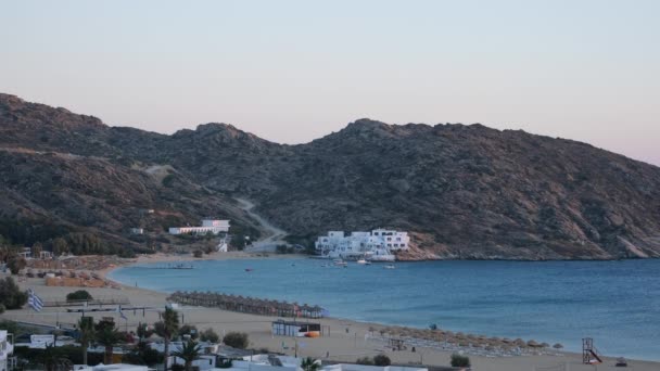 Adembenemend Panoramisch Uitzicht Het Beroemde Strand Van Mylopotas Ios Griekenland — Stockvideo