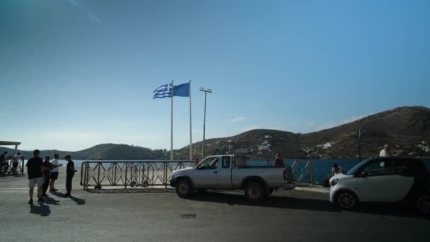 Ios Grecia Septiembre 2022 Los Turistas Esperan Ferry Puerto Ios — Vídeos de Stock