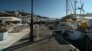 Ios, Yunanistan - 18 Eylül 2022: Yunanistan 'ın pitoresk limanında çeşitli yelkenliler