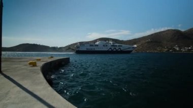 Ios, Yunanistan - 18 Eylül 2022: Yunanistan limanına gelen bir feribot görüntüsü