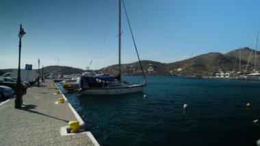 Ios, Yunanistan - 18 Eylül 2022: Yunanistan 'ın pitoresk limanında çeşitli yelkenliler