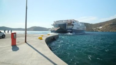 Ios, Yunanistan - 18 Eylül 2022: Yunanistan limanına gelen bir feribot görüntüsü