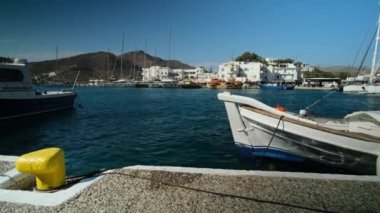 Ios, Yunanistan - 18 Eylül 2022: Yunanistan 'ın Ios limanında çeşitli tekneler