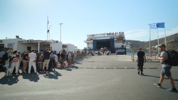 ギリシャ イオス 2022年9月18日 観光客が出発し 上に行くとイオスギリシャの絵の島の港でフェリーボートのビュー — ストック動画
