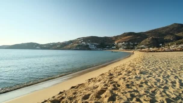 Panoramiczny Widok Piękną Piaszczystą Plażę Mylopotas Ios Grecja — Wideo stockowe