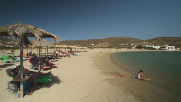 Ios Griechenland September 2022 Touristen Und Kinder Genießen Den Schönen — Stockvideo