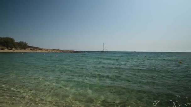 Veduta Della Bellissima Spiaggia Turchese Magganari Una Barca Vela Lontananza — Video Stock