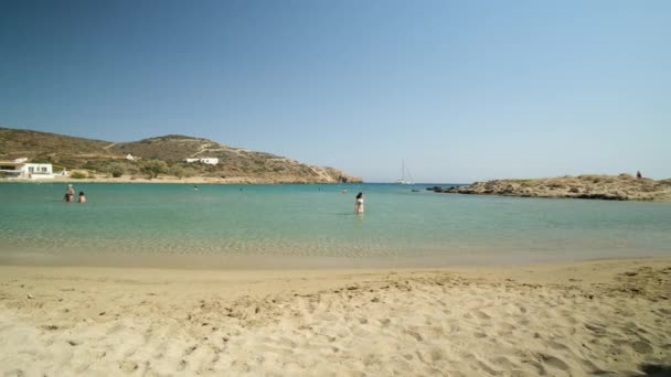Ios Grecia Septiembre 2022 Disfrutando Playa Ensueño Magganari Ios Grecia — Vídeos de Stock
