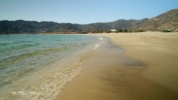 Caminando Una Larga Paradisíaca Playa Magganari Ios Grecia — Vídeo de stock