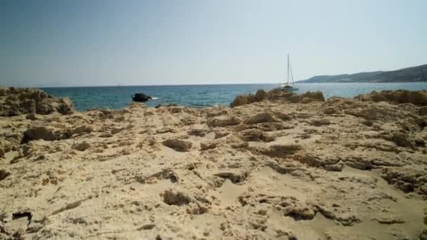 Vue Sur Les Rochers Voilier Magnifique Plage Magganari Ios Grèce — Video