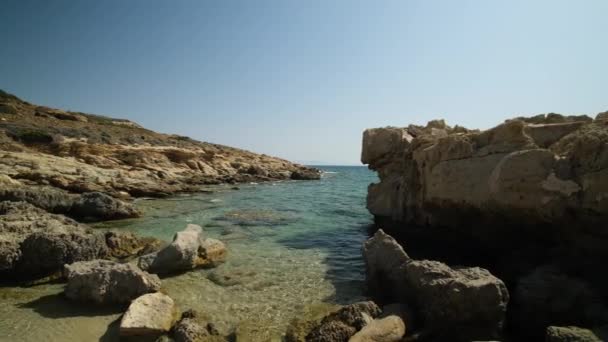 Vista Uma Capela Pequena Uma Vila Whitewashed Praia Rochosa Magganari — Vídeo de Stock