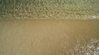Yunanistan 'daki temiz Magganari sularıyla turkuaz kumlu plajı kapatın