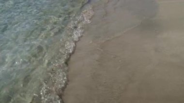 Yunanistan 'daki temiz Magganari sularıyla turkuaz kumlu plajı kapatın