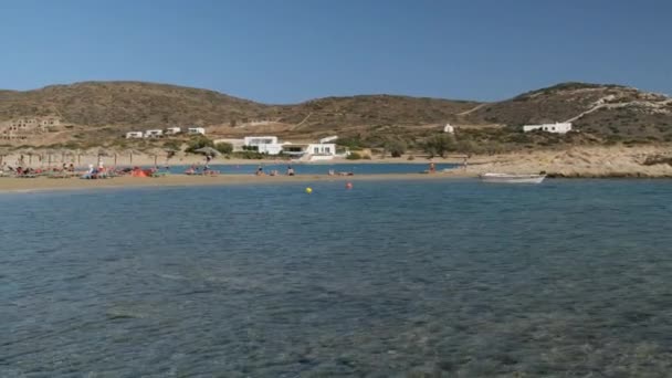 Blisko Turkusowej Piaszczystej Plaży Czystymi Wodami Magganari Ios Grecja — Wideo stockowe