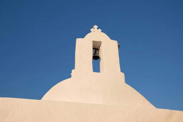希腊爱荷华州一座东正教教堂的顶部 当太阳落山时 有一个十字架和一个铃铛 — 图库照片
