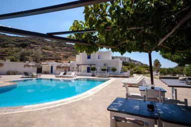 Ios, Yunanistan - 13 Eylül 2022: Yunanistan 'da yüzme havuzu, güneş yatakları ve güneş şemsiyeli güzel ve lüks bir otelin panoramik manzarası