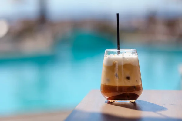 Yunanistan 'da pipetli freddo cappuccino olarak da bilinen buzlu Yunan kahvesinin yakın görüntüsü
